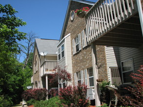 Deer Creek Run Apartments in New Berlin, WI - Building Photo - Building Photo