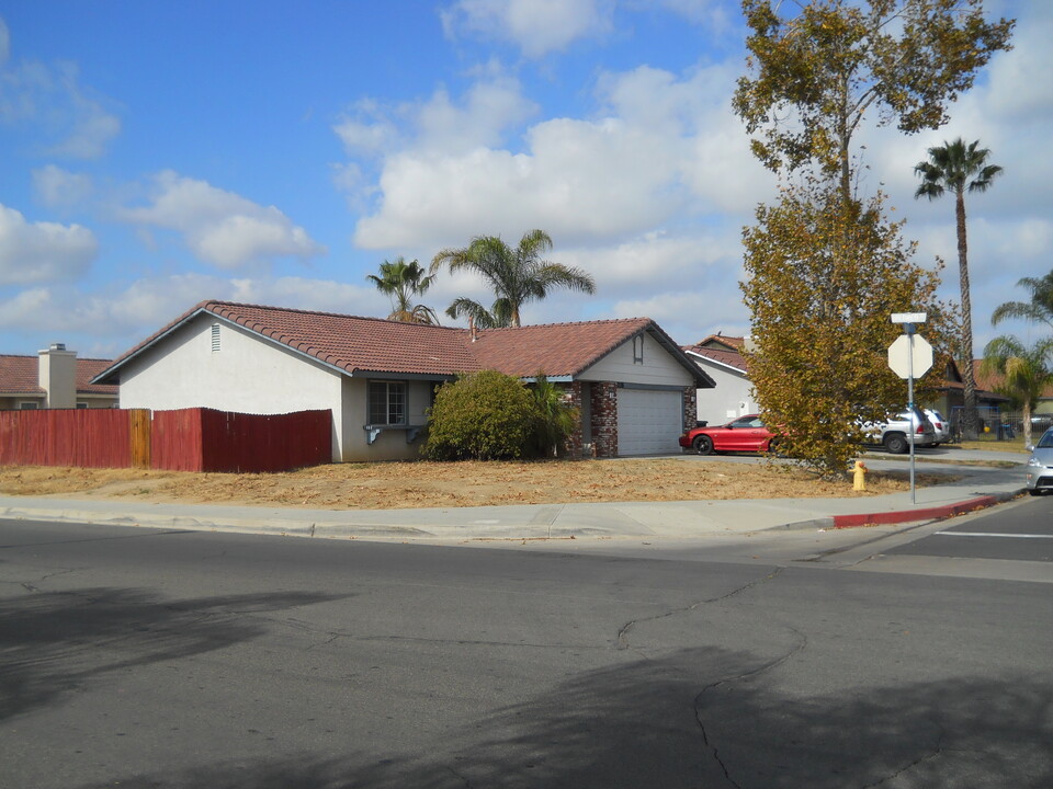 1118 Creekwood Ct in Perris, CA - Building Photo