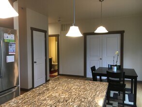 2407 SW Roxbury St in Seattle, WA - Building Photo - Building Photo