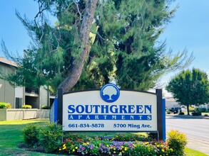 Southgreen Apartments in Bakersfield, CA - Building Photo - Building Photo