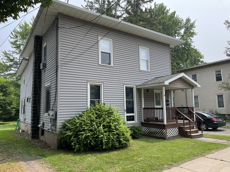 187 Glasgow St in Clyde, NY - Foto de edificio