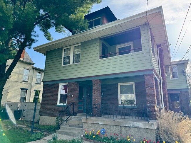 1044 Academy Ave in Cincinnati, OH - Building Photo - Building Photo