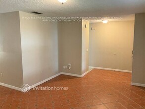 2017 Dockside Dr in Valrico, FL - Foto de edificio - Building Photo