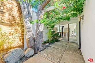 3744 Cody Rd in Los Angeles, CA - Building Photo - Building Photo