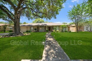 425 Crestwind Dr in San Antonio, TX - Building Photo