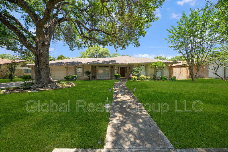 425 Crestwood Dr in Windcrest, TX - Building Photo