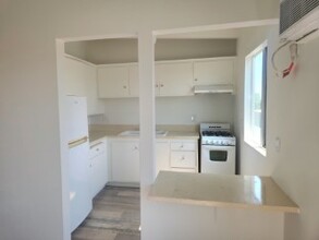 Royale La Habra in La Habra, CA - Foto de edificio - Building Photo