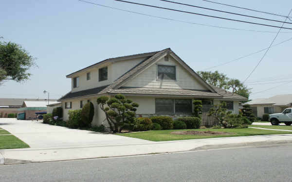 9917-9939 Rose St in Bellflower, CA - Building Photo