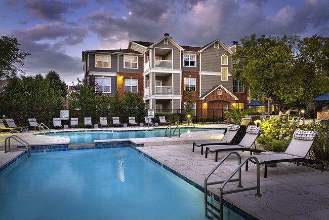 Lake Clearwater Apartments in Indianapolis, IN - Foto de edificio - Building Photo