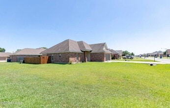 101 Tall Oaks Ln in Youngsville, LA - Building Photo - Building Photo