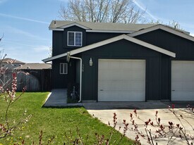 550 NE Negus Loop in Redmond, OR - Building Photo