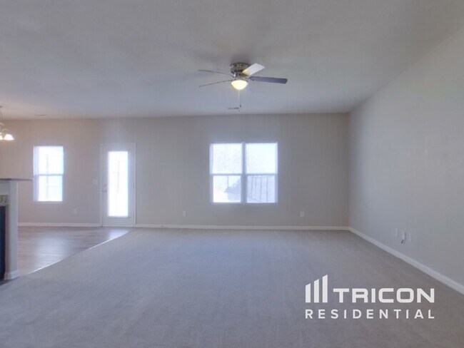 8001 Pawtuckett Rd in Charlotte, NC - Foto de edificio - Building Photo