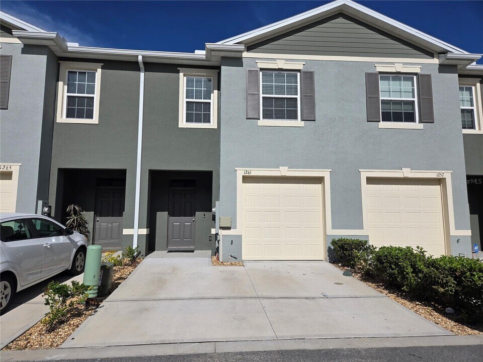 1261 Yellow Finch Dr in Davenport, FL - Building Photo