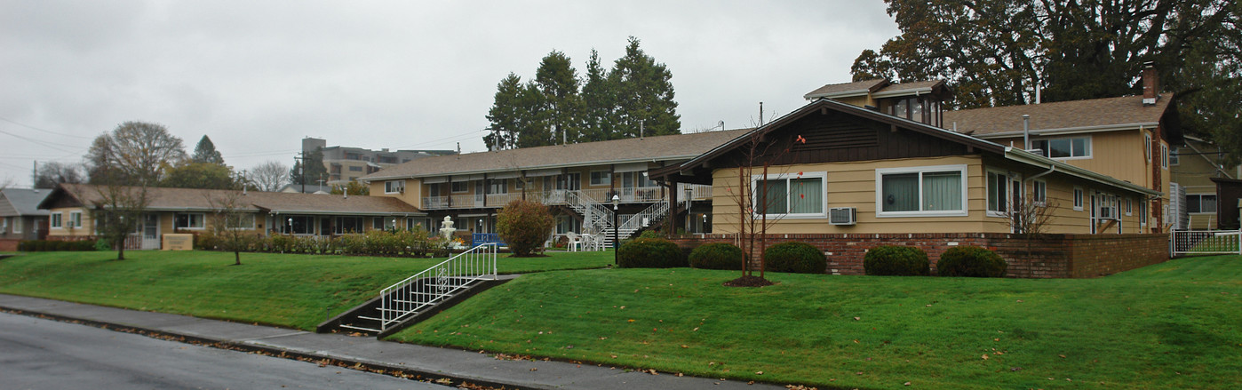 Fountain Court in Salem, OR - Building Photo