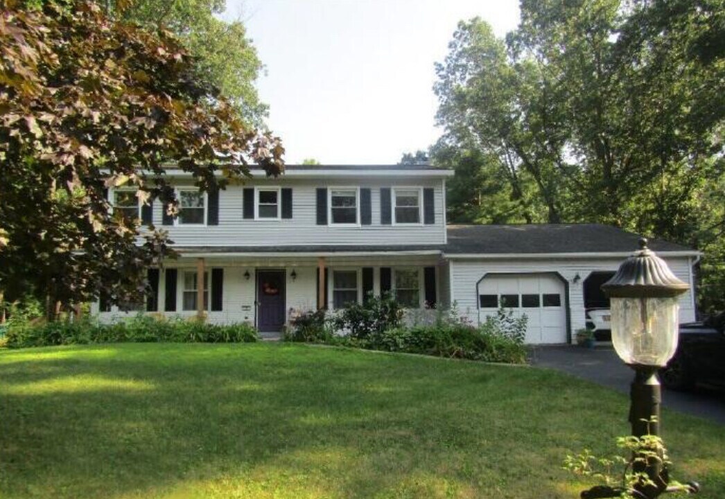 9 Augusta Ct in Clifton Park, NY - Building Photo