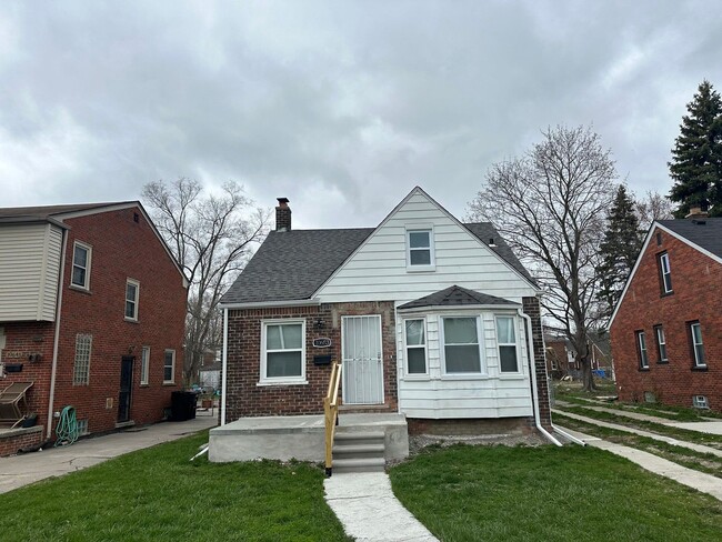 property at 10653 Lakepointe St