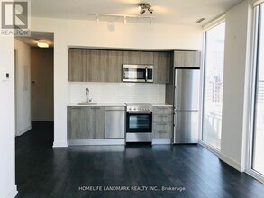 28 Wellesley St E in Toronto, ON - Building Photo - Building Photo