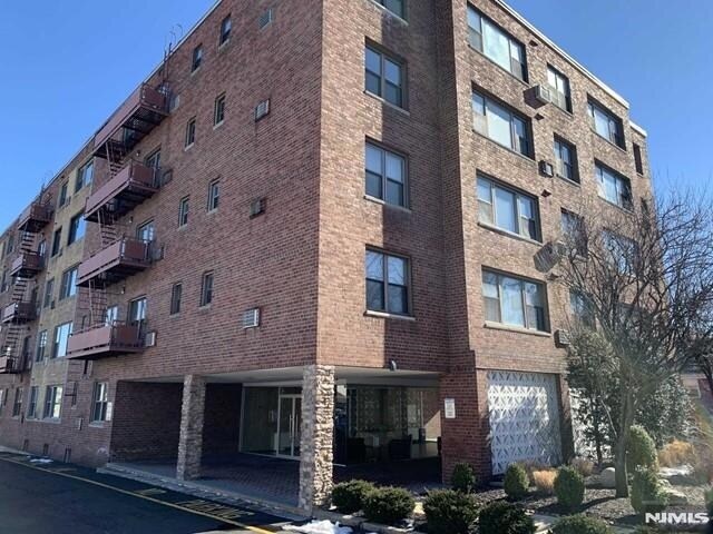 275 Hoym St, Unit 3A in Fort Lee, NJ - Foto de edificio