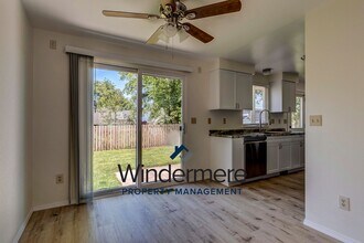 1202 S Dewey Dr in Coupeville, WA - Building Photo - Building Photo