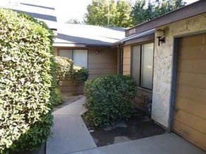 5 Garden Apartment Units in Visalia, CA - Building Photo - Building Photo