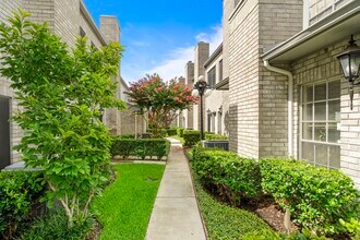 7396 Regency Square Ct in Houston, TX - Foto de edificio - Building Photo