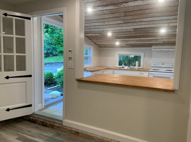 1 Wheatley Rd, Unit A in Glen Head, NY - Foto de edificio - Building Photo