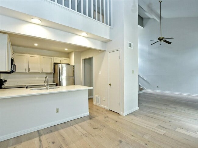 2001 Parker Ln in Austin, TX - Foto de edificio - Building Photo