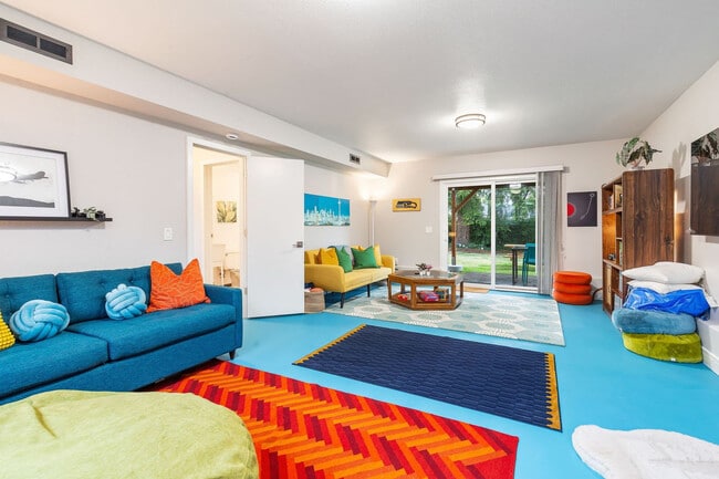 2404 SW 104th St in Seattle, WA - Foto de edificio - Building Photo