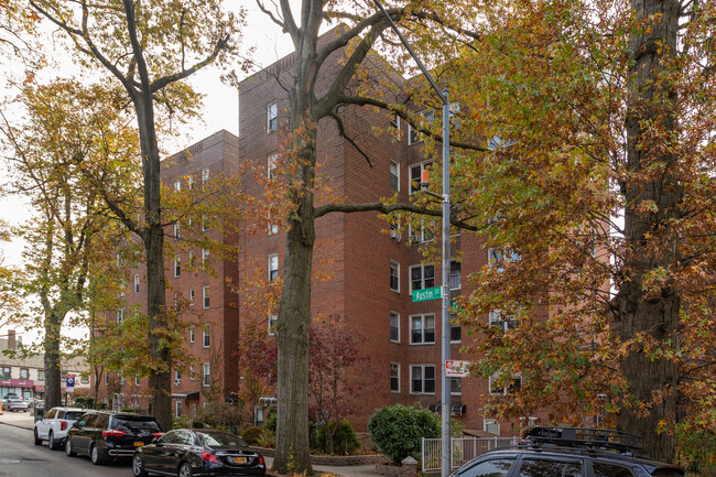 82-40 Austin St in Kew Gardens, NY - Foto de edificio - Building Photo