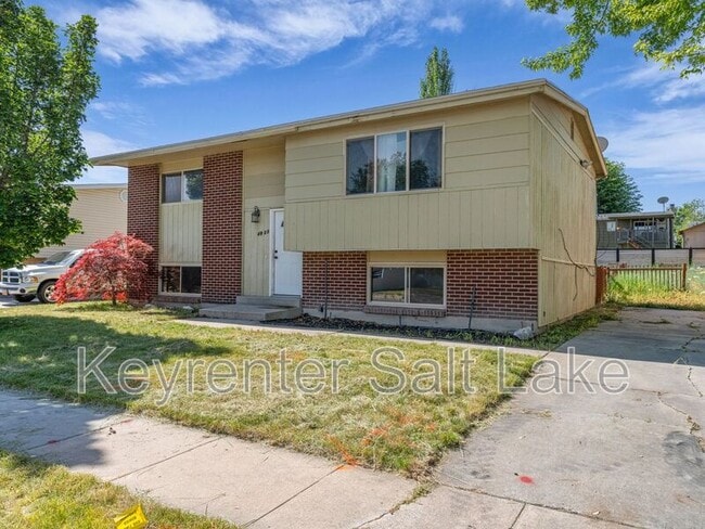 4933 Kathleen Ave in West Valley City, UT - Building Photo - Building Photo