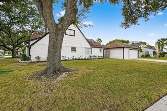 15202 La Mancha Dr in Houston, TX - Building Photo - Building Photo