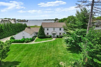 17 Nawthorne Rd in Greenwich, CT - Building Photo - Building Photo