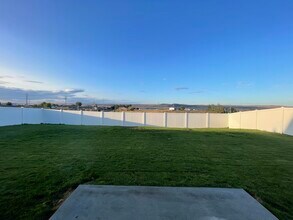 423 Cardinal Pl in Umatilla, OR - Foto de edificio - Building Photo