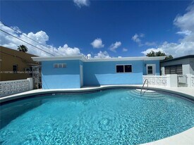 2120 Biarritz Dr in Miami Beach, FL - Building Photo