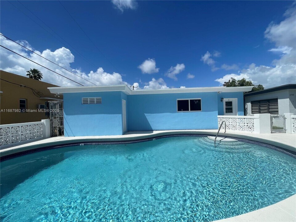 2120 Biarritz Dr in Miami Beach, FL - Foto de edificio