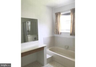 21 Colebrook Ct in Princeton, NJ - Building Photo - Building Photo