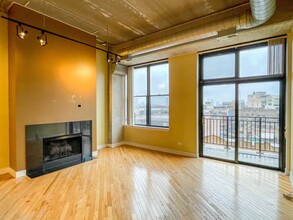 1635 W Belmont Ave, Unit 609 in Chicago, IL - Building Photo - Building Photo