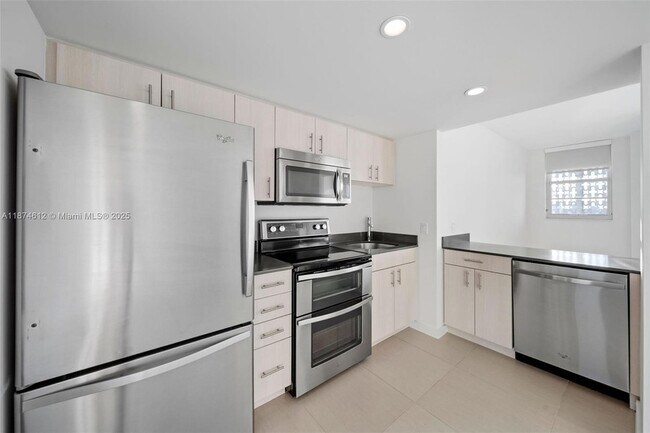 910 West Ave, Unit 1014 in Miami Beach, FL - Building Photo - Building Photo