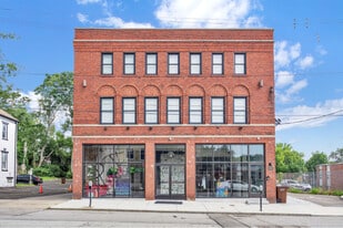 6011 Madison Rd in Cincinnati, OH - Building Photo