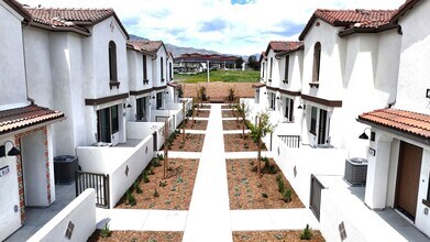 16126 Lumia Wy in Fontana, CA - Building Photo - Building Photo