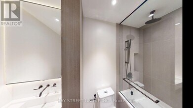 55 Charles St E in Toronto, ON - Building Photo - Building Photo