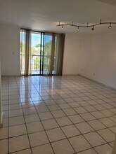 8615 NW 8th St, Unit 402 in Miami, FL - Building Photo - Building Photo