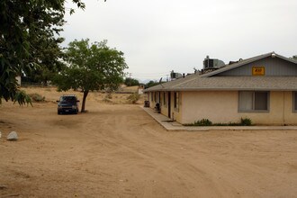11868 1st Ave in Hesperia, CA - Foto de edificio - Building Photo