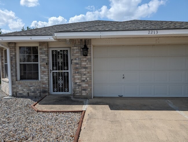 2213 Lake View Dr in Mission, TX - Foto de edificio - Building Photo