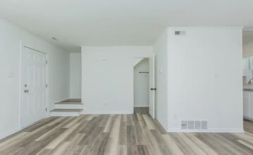 Room in Townhome on Greenbriar Rd in Greensboro, NC - Building Photo - Building Photo