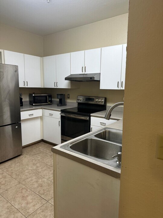 132 Vista Verdi Cir, Unit sunny kitchen in Lake Mary, FL - Building Photo
