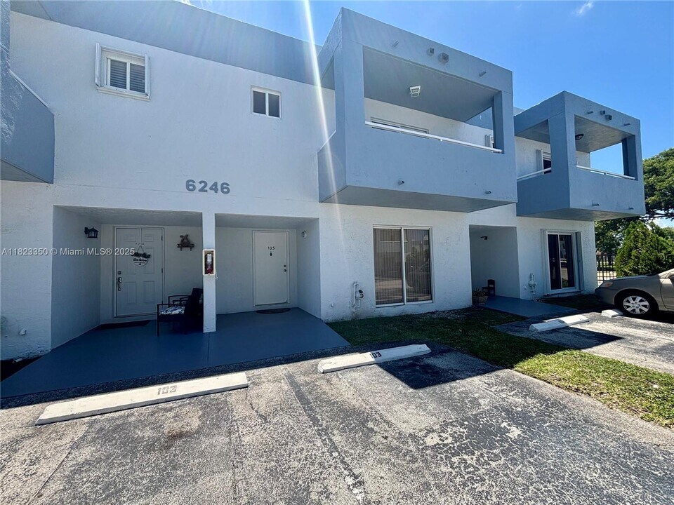 6246 SW 131st Pl in Miami, FL - Foto de edificio