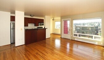 Barrett Square Apartments in Seattle, WA - Building Photo