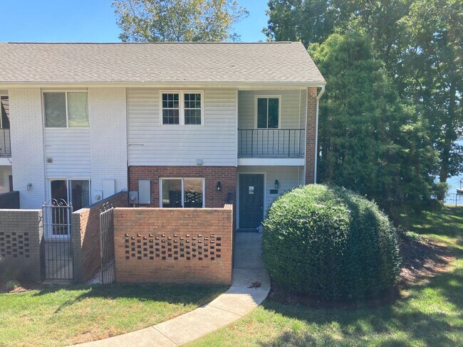 7942 Westcape Dr in Denver, NC - Building Photo - Building Photo