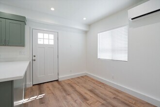 16454 Parthenia St, Unit 1 in Los Angeles, CA - Foto de edificio - Building Photo